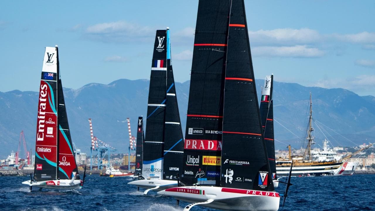 “Buon vento, grazie Meloni”: quei manifesti che trasformano la Coppa America in una regata elettorale
