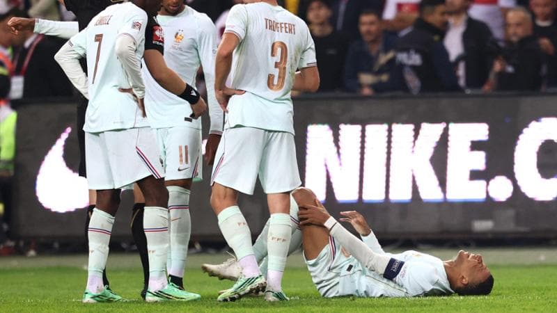 Mbappé, lesione tendinea al ginocchio: non giocherà a Parigi contro l’Italia