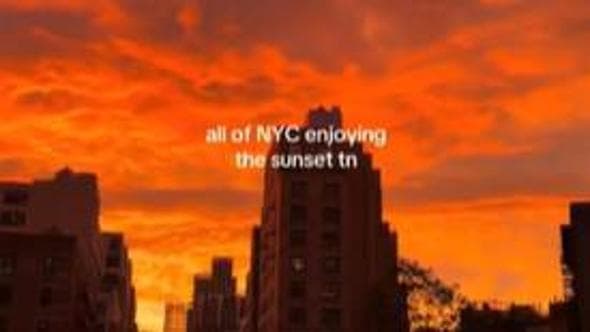 Incredibile tramonto di fuoco a New York: la città si ferma a guardare