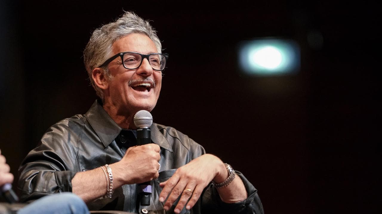 Fiorello torna a sorpresa su Rai1. L'ultimo show sulla rete nel 2011 | Il video L'annuncio sui social nelle vesti di Brad Pitt