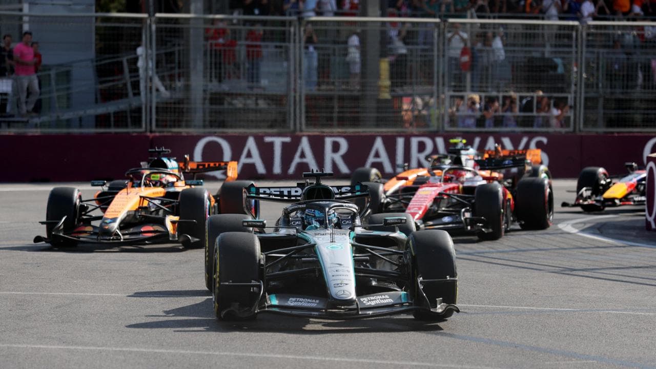 Russell vince a Baku davanti a Verstappen. Ferrari giù dal podio, Antonelli da 16° a 5°
