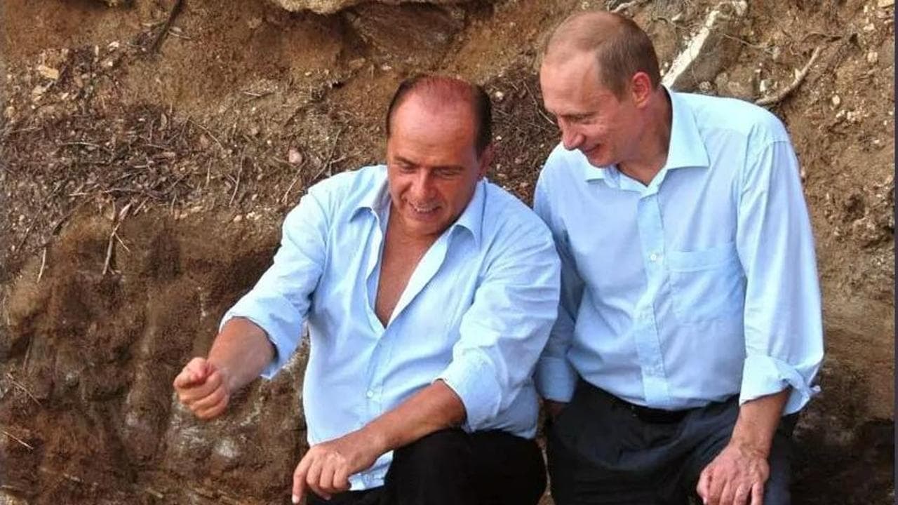 Berlusconi avrebbe compiuto 90 anni: figli e amici a Villa Certosa, una maxi torta tricolore a Napoli