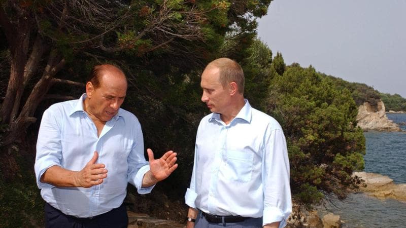 Silvio Berlusconi con Vladimir Putin a Villa Certosa nel 2003
