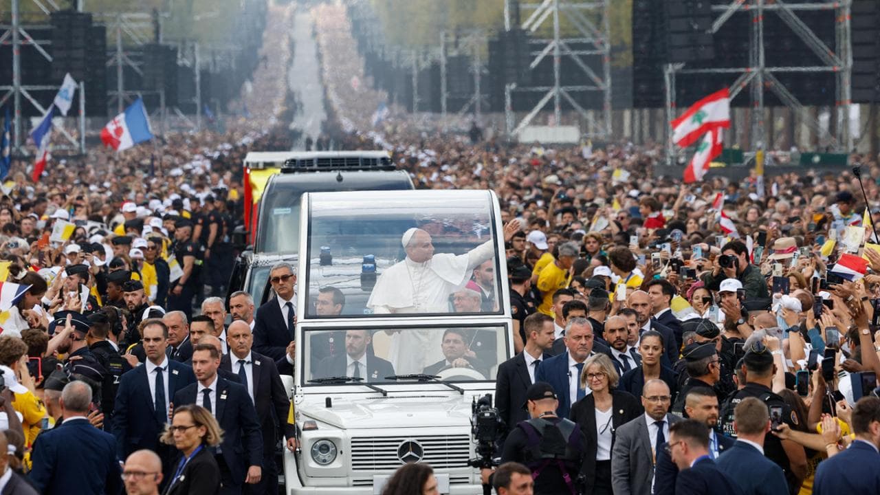 Il Papa conquista Parigi, in 700mila alla messa. Ci sono anche Brigitte Macron e Marine Le Pen