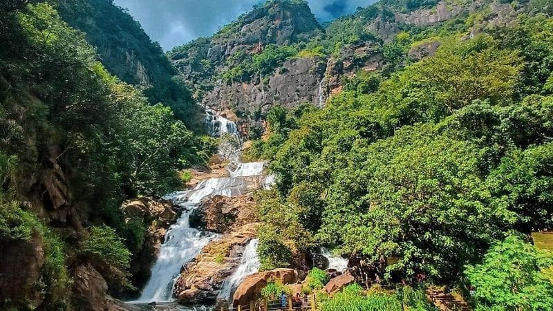 Ragazza italiana precipita da una cascata nello Sri Lanka e muore. Si era arrampicata per una foto