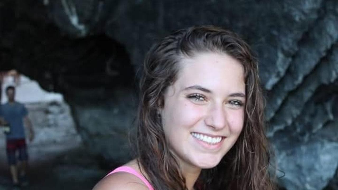 Ragazza italiana di 27 anni precipita da una cascata nello Sri Lanka e muore. Si era arrampicata per una foto