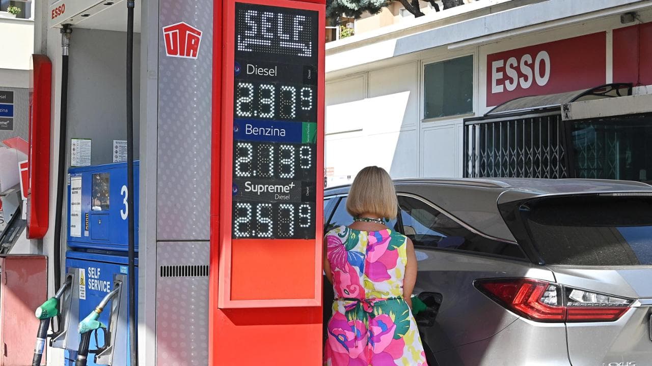 Nuovo picco della benzina in attesa dello sconto Eni. Gli altri petrolieri in allarme