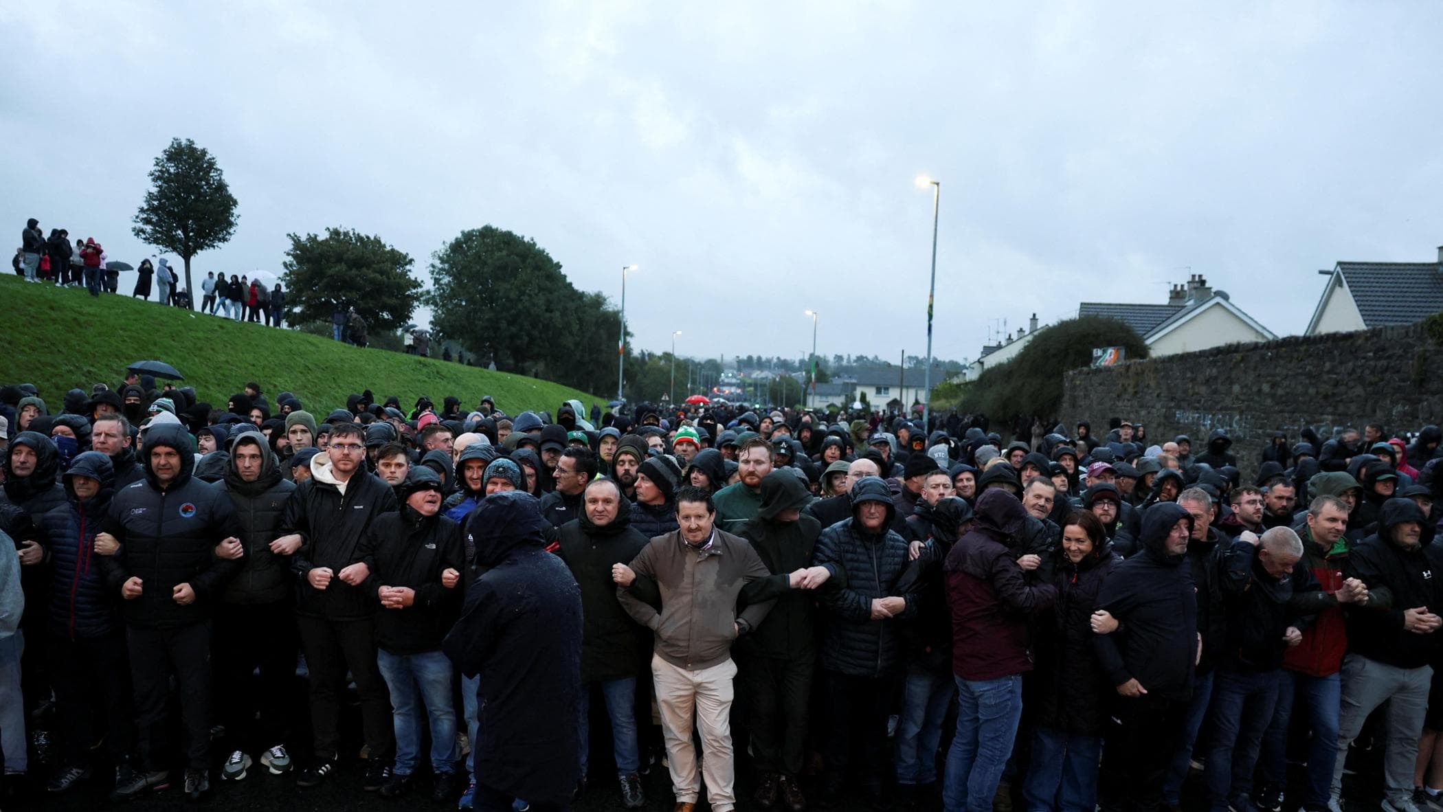 irlanda del nord tensione altissima catene umane di cattolici contro una marcia protestante da Repubblica.it irlanda del nord tensione altissima catene umane di cattolici contro una marcia protestante