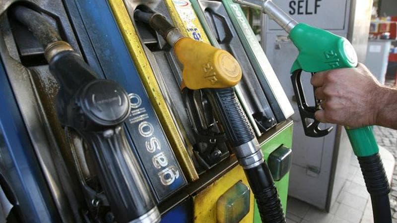 Ip fissa un tetto ai prezzi del carburante. Parte l’effetto traino dopo la mossa di Eni