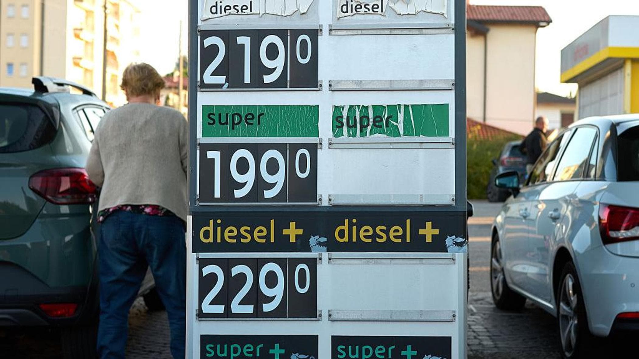 Dove, quando, perché e i prezzi: tutto quello che c’è da sapere sul tetto ai carburanti