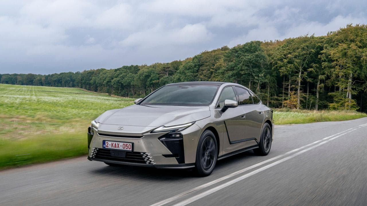 Nuova Lexus ES, la berlina premium si rinnova senza tradire la sua filosofia