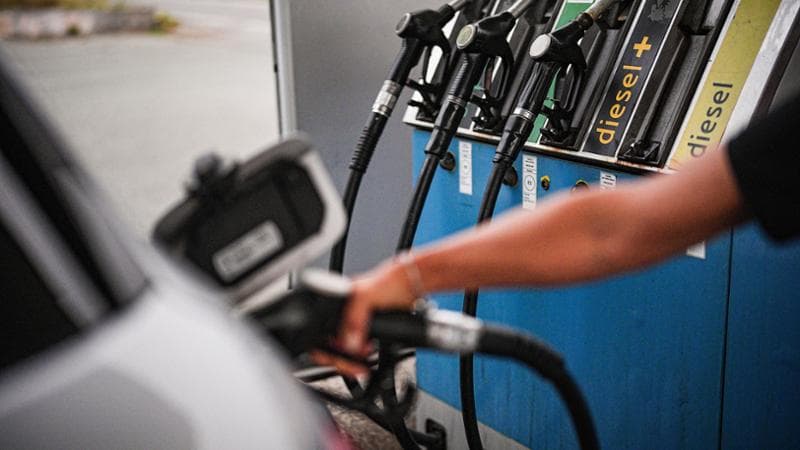 Effetto Eni, prezzi giù ma di pochissimo nelle altre stazioni. L’Europa: “Meno consumi di energia”