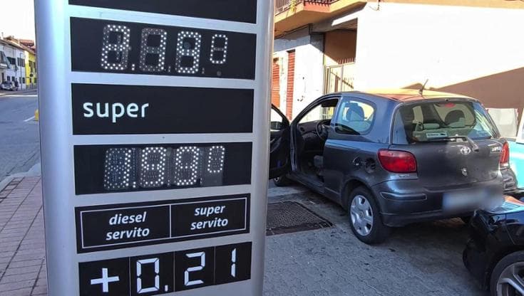 Sui carburanti anche Ip si allinea a Eni, distributori già esauriti. Ma il prezzo medio resta alto
