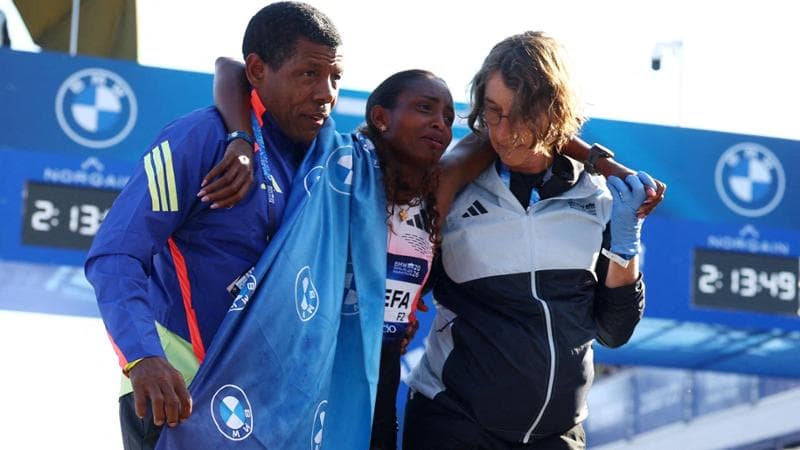 Tigs Assefa, sfiora il record della maratona con il tendine d’Achille rotto