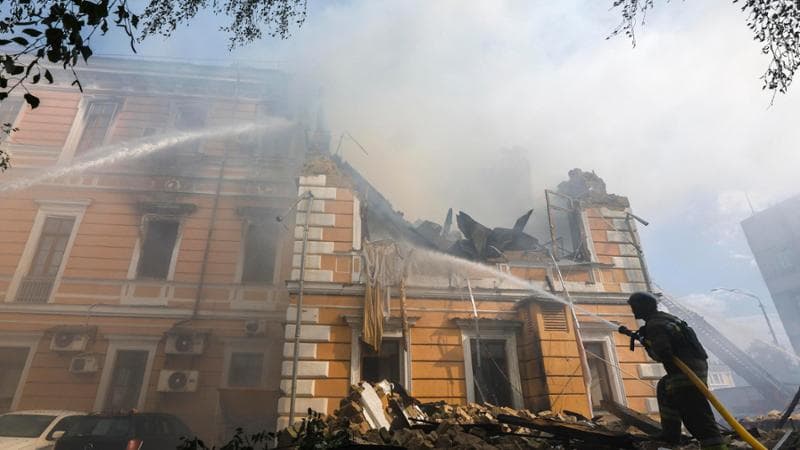 Terrore in pieno giorno a Kiev, in fumo l’Accademia delle Scienze dopo un bombardamento russo