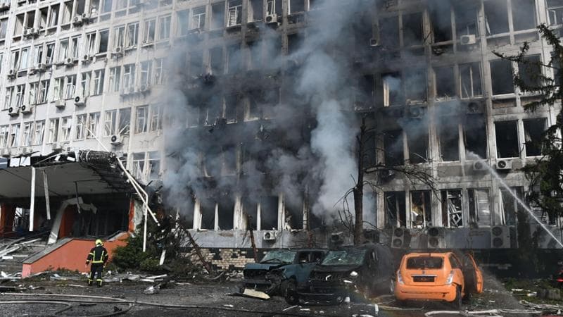 Guerra Ucraina - Russia, le news di oggi. Attacco russo nella notte su Kiev in fiamme un istituto scolastico
