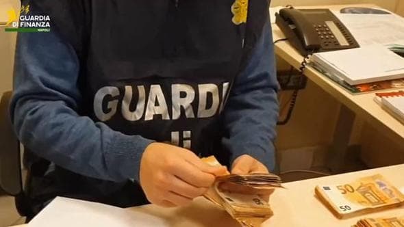 Soldi in pacchi Natale con panettoni e struffoli Video