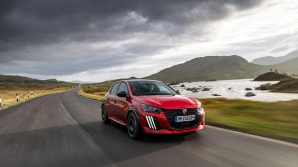 Peugeot E-208 GTi, il mito della hot hatch francese 

rivive anche alla spina. La prova in Scozia