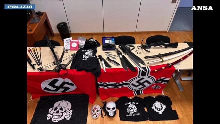 Coltelli, spade, balestre e simboli nazisti: arrestato un 17enne suprematista