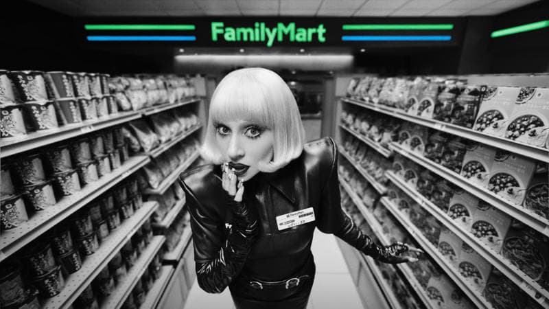 Giappone, Lady Gaga commessa da FamilyMart: lo spot per attirare giovani lavoratori 145133901 4df7170b 09a2 4428 acca 1fa07b46cfa2