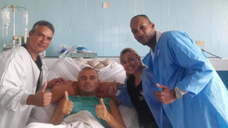 Di Battista posta una foto con i medici di Cuba: “Mi hanno salvato la vita, gli Usa come mafiosi”