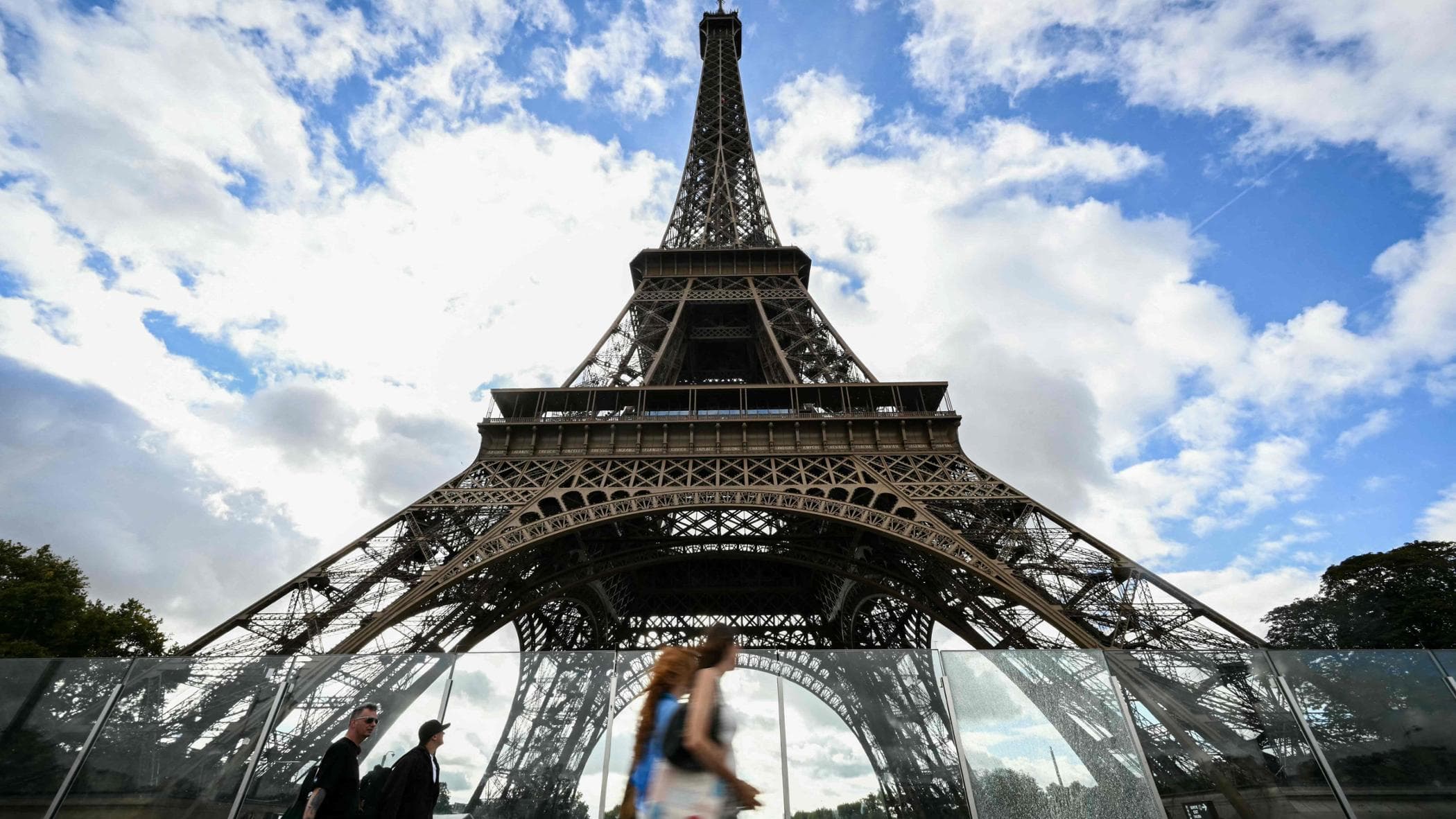 Via il direttore della Tour Eiffel dopo lo scandalo delle dipendenti allontanate