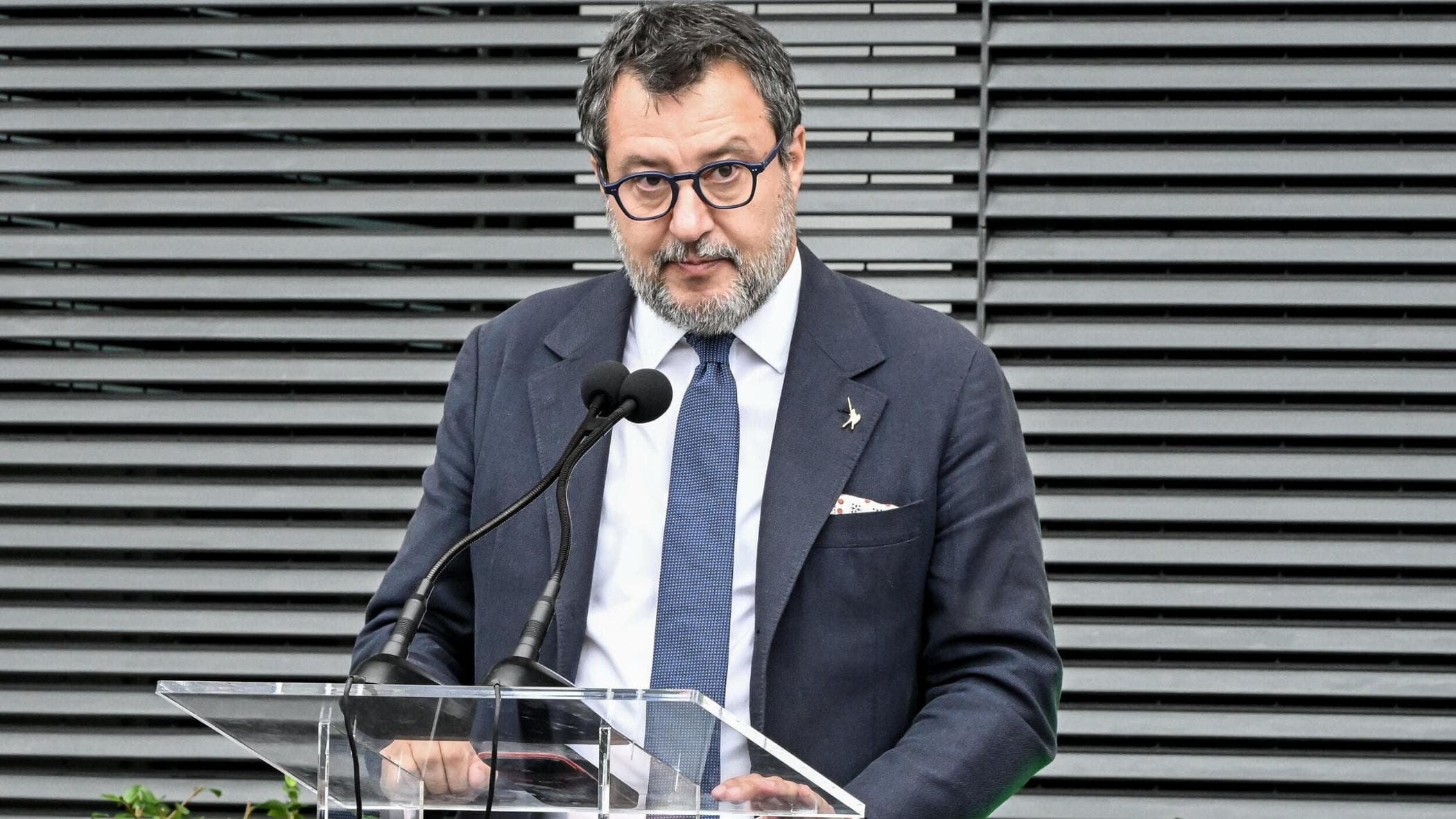 Lega, congresso lampo. La tentazione di Salvini: via il nome dal simbolo