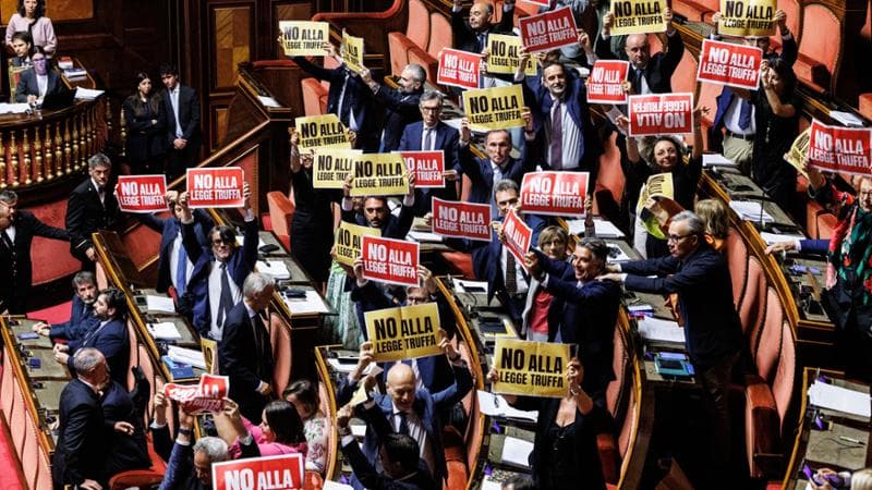 Roma, 15 settembre: la protesta dell'opposizione durante il voto sulla legge elettorale in Senato