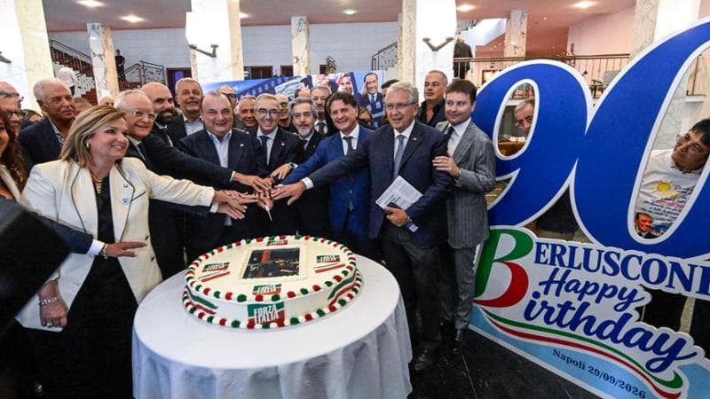 Da Villa Certosa a Napoli: torte, cartonati e canti per i 90 di Berlusconi