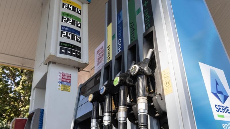 Carburanti, prezzi in calo dopo gli sconti. Trump non esclude lo stop all’export di diesel