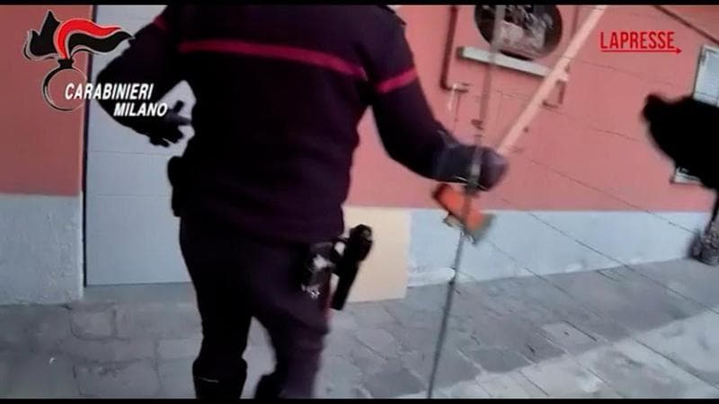 Carabiniere rompe il vetro ed entra in casa per salvare un uomo dall'incendio: le immagini dalla bodycam