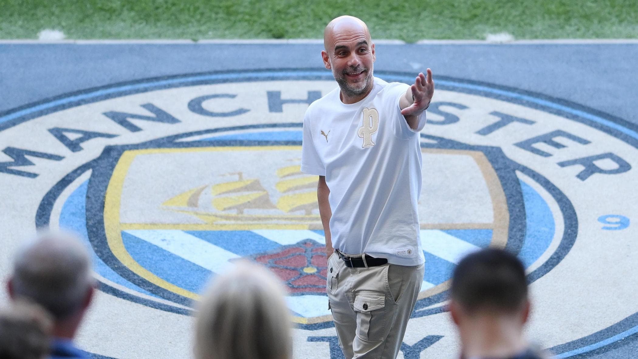 Guardiola difende il Manchester City: “Supereremo tutto insieme”. Cosa rischia il club