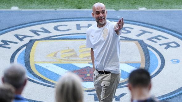 Guardiola difende il Manchester City: “Supereremo tutto insieme”. Cosa rischia il club
