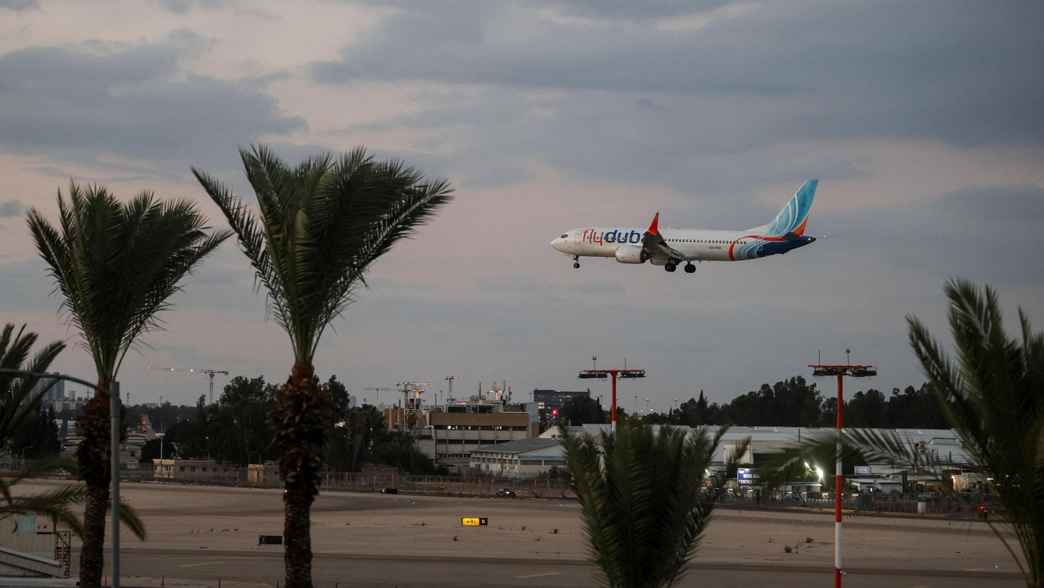dagli eroi ai motivi del dirottatore i punti oscuri del dirottamento del volo flydubai da Repubblica.it dagli eroi ai motivi del dirottatore i punti oscuri del dirottamento del volo flydubai