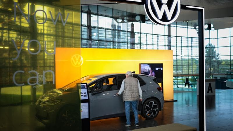 Volkswagen cancella i contratti aziendali, a rischio bonus e 35 ore. IgMetall: “Battaglia feroce”