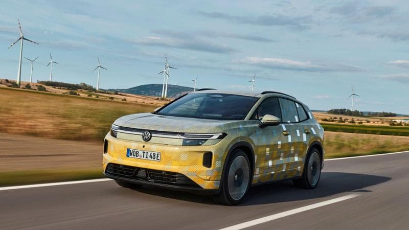 La Volkswagen ID.4 diventa ID.Tiguan: ecco la prova del prototipo camuffato