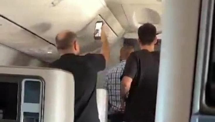 Il momento in cui i passeggeri israeliani fanno irruzione nella cabina dei piloti