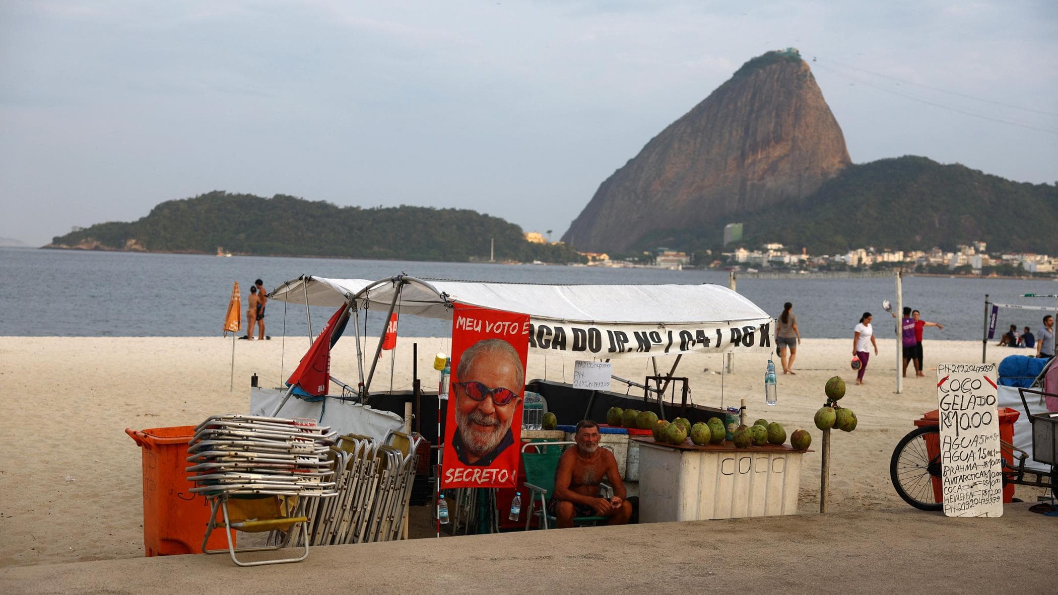 A Rio più gadget che passione per la sfida Lula-Bolsonaro. “Ma è in gioco la democrazia”