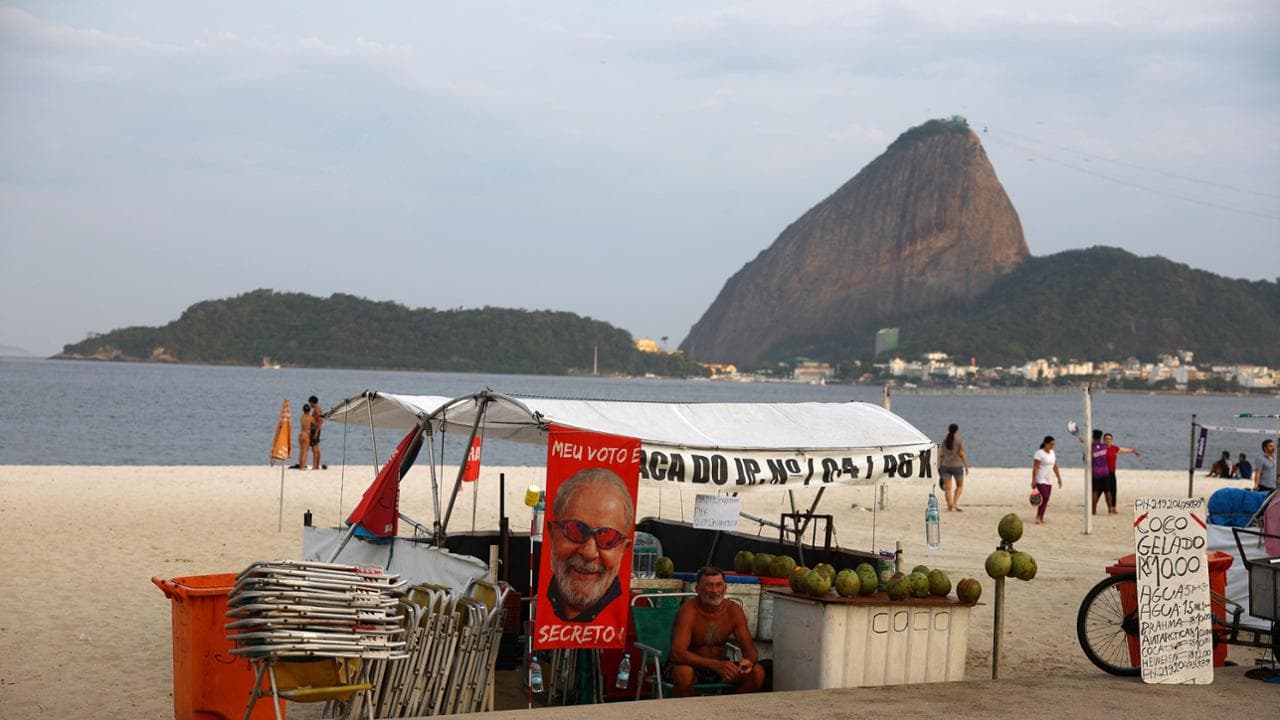 A Rio più gadget che passione per la sfida Lula-Bolsonaro. “Ma è in gioco la democrazia”