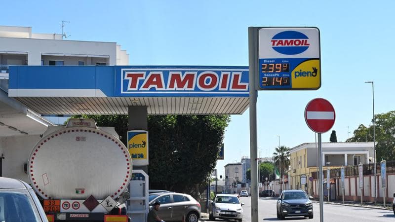 Il governo tratta con Tamoil per il tetto ai carburanti. Incognita Trump sul diesel