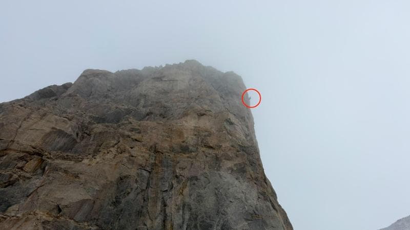 Alpinista sospeso nel vuoto a 40 metri dalla cresta del Monte Bianco, soccorritori in azione