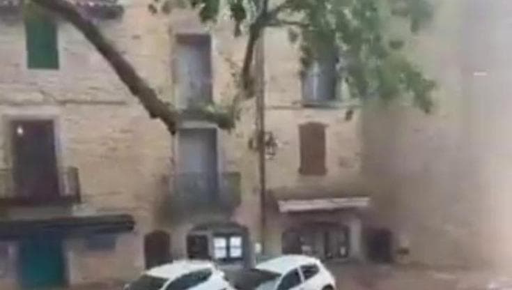 Forti inondazioni colpiscono Montpellier: le auto vengono trascinate via dall'acqua
