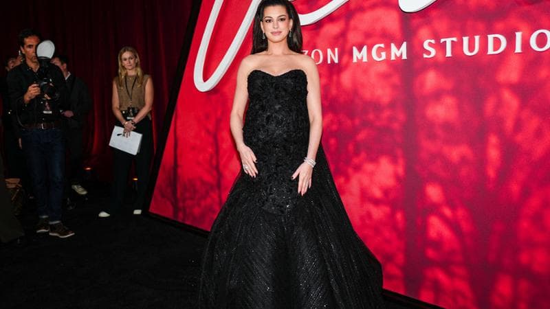 Anne Hathaway sul red carpet con il pancione. “Per il resto dell’anno chiudo con il lavoro”