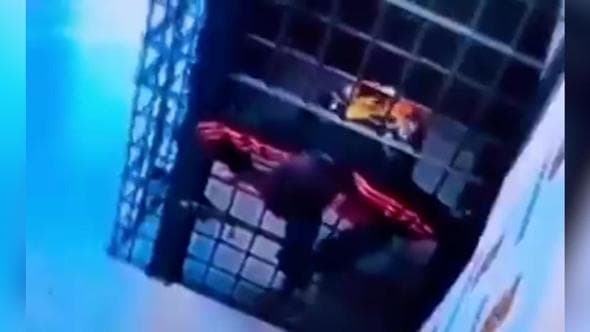 Brasile, il detenuto "contorsionista" si infila tra le sbarre della cella e fugge