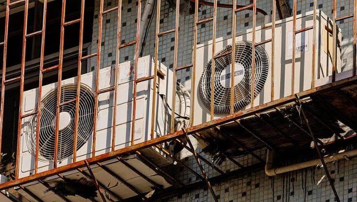 Unità esterne dei climatizzatori, 2023 @ Dinkun Chen. Fonte: opera propria