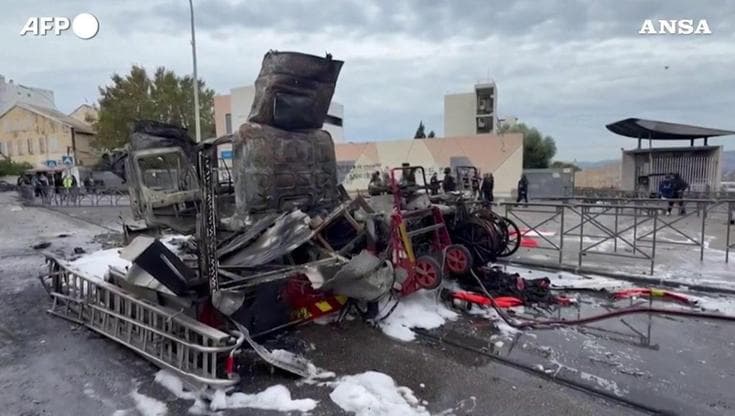 Proteste degli studenti in Francia, i resti di un camion dei vigili del fuoco bruciato a Marsiglia