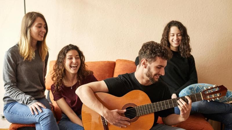 Studenti fuori sede: club universitari e coinquilini sono i canali migliori per fare nuove amicizie