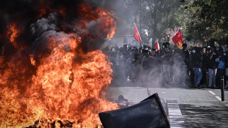 Protesta degli studenti in Francia: preside attaccato in Marsiglia. Le Pen accusa Mélenchon