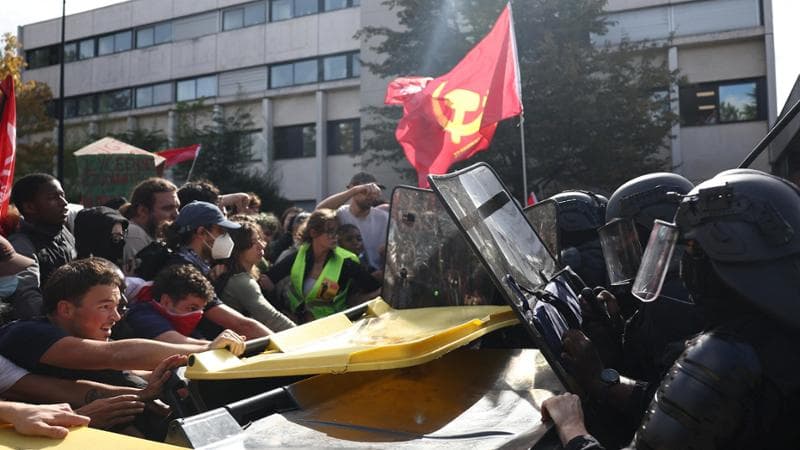 Francia, tensione alle proteste degli studenti: “Un preside cosparso di benzina a Marsiglia”_2026-10-01T112211Z_357708669_RC2BUNAO55QV_RTRMADP_3_FRANCE-PROTEST
