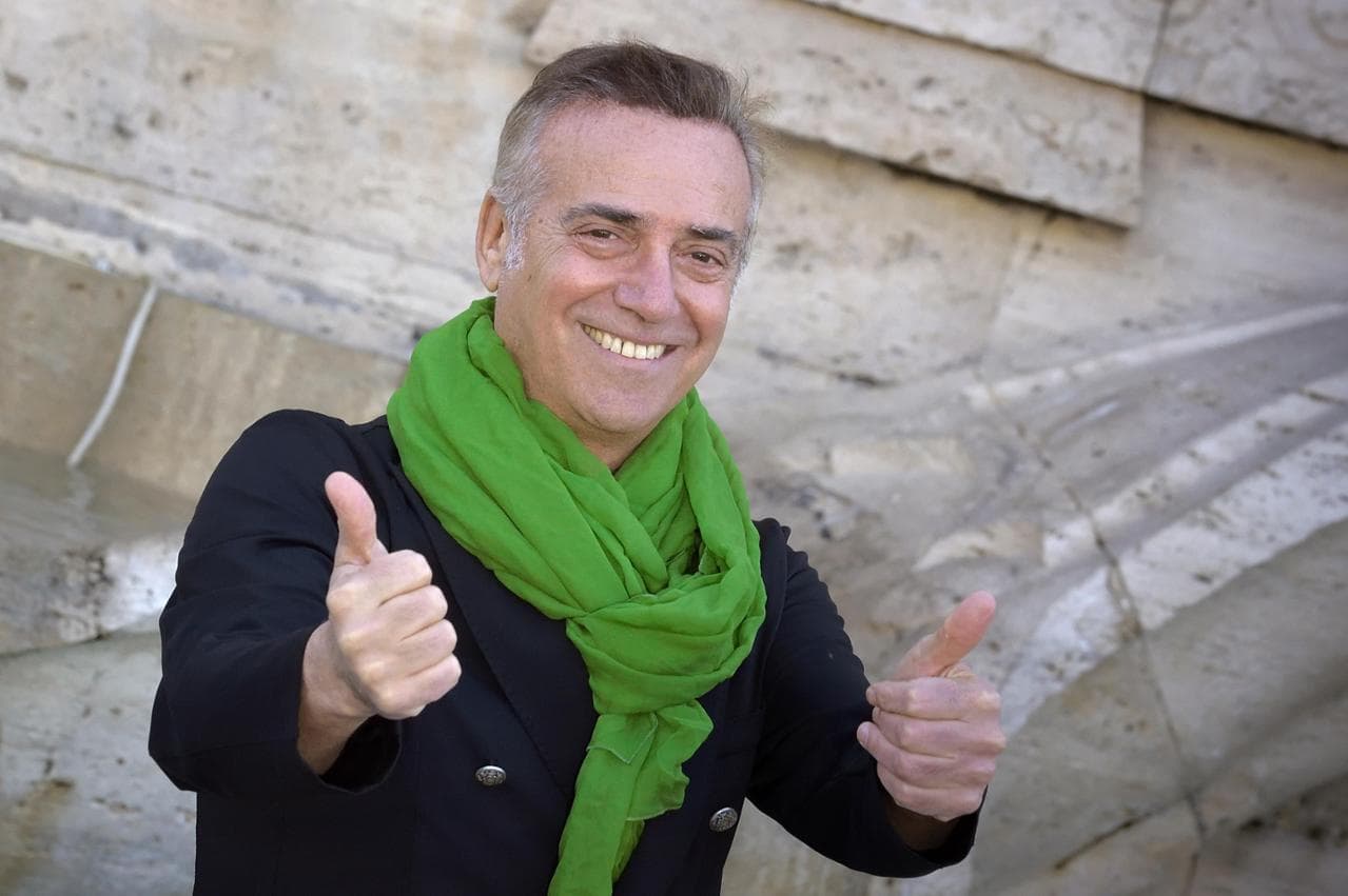 Massimo Ghini ha iniziato a recitare in teatro, dove ha lavorato con registi come Zeffirelli, Strehler, Patroni Griffi, Lavia. Nel 1979 il primo ruolo al cinema, nel film "Speed Cross" di Stelvio Massi